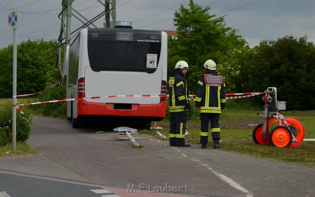 Schwerer Bus Unfall Koeln Porz Gremberghoven Neuenhofstr P058.JPG - Miklos Laubert